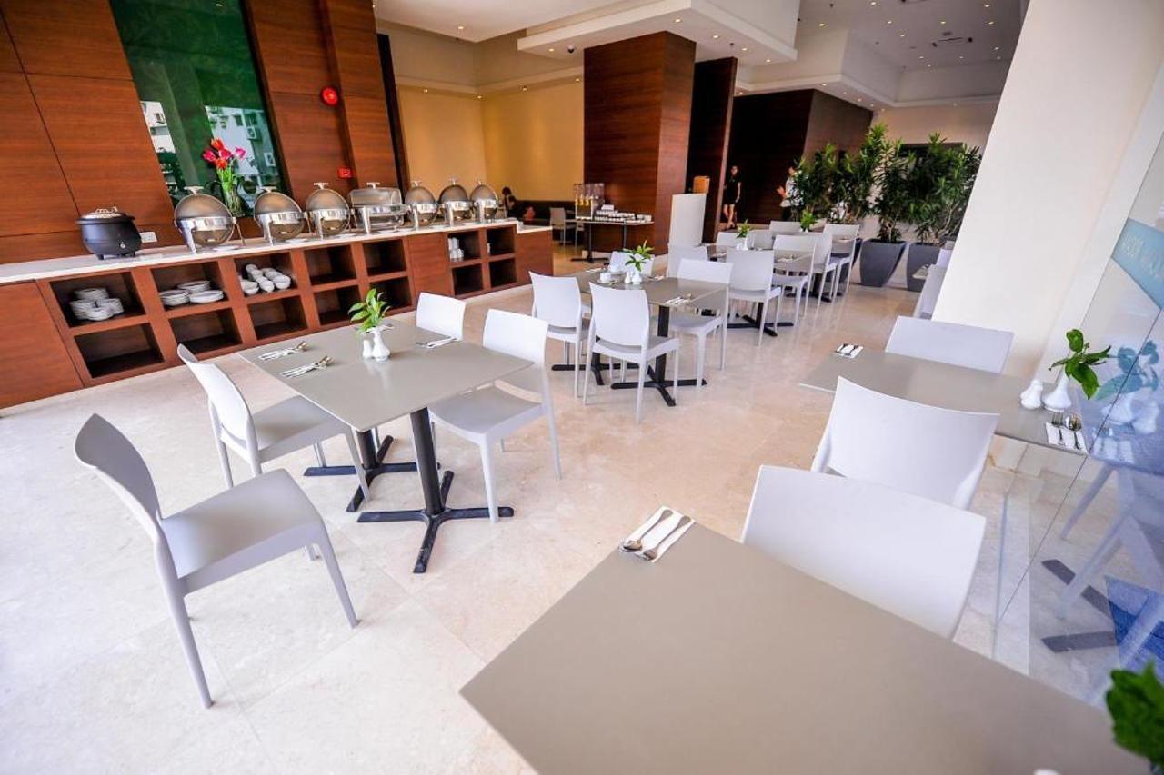 Rocana Hotel Kuantan Buitenkant foto