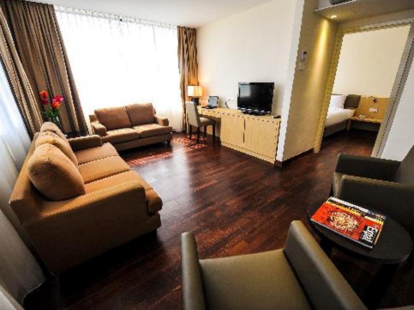 Rocana Hotel Kuantan Buitenkant foto